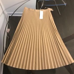 Vince Skirts - Vince Pleated Midi Skirt sz 4. NWT. Vince Skirts - Vince Pleated Midi Skirt sz 4. NWT.